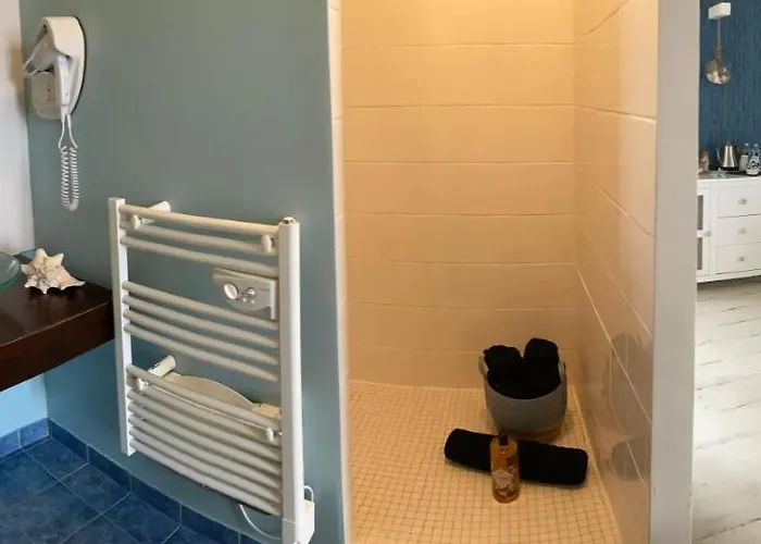 Le Chai De La Rose Couette-café